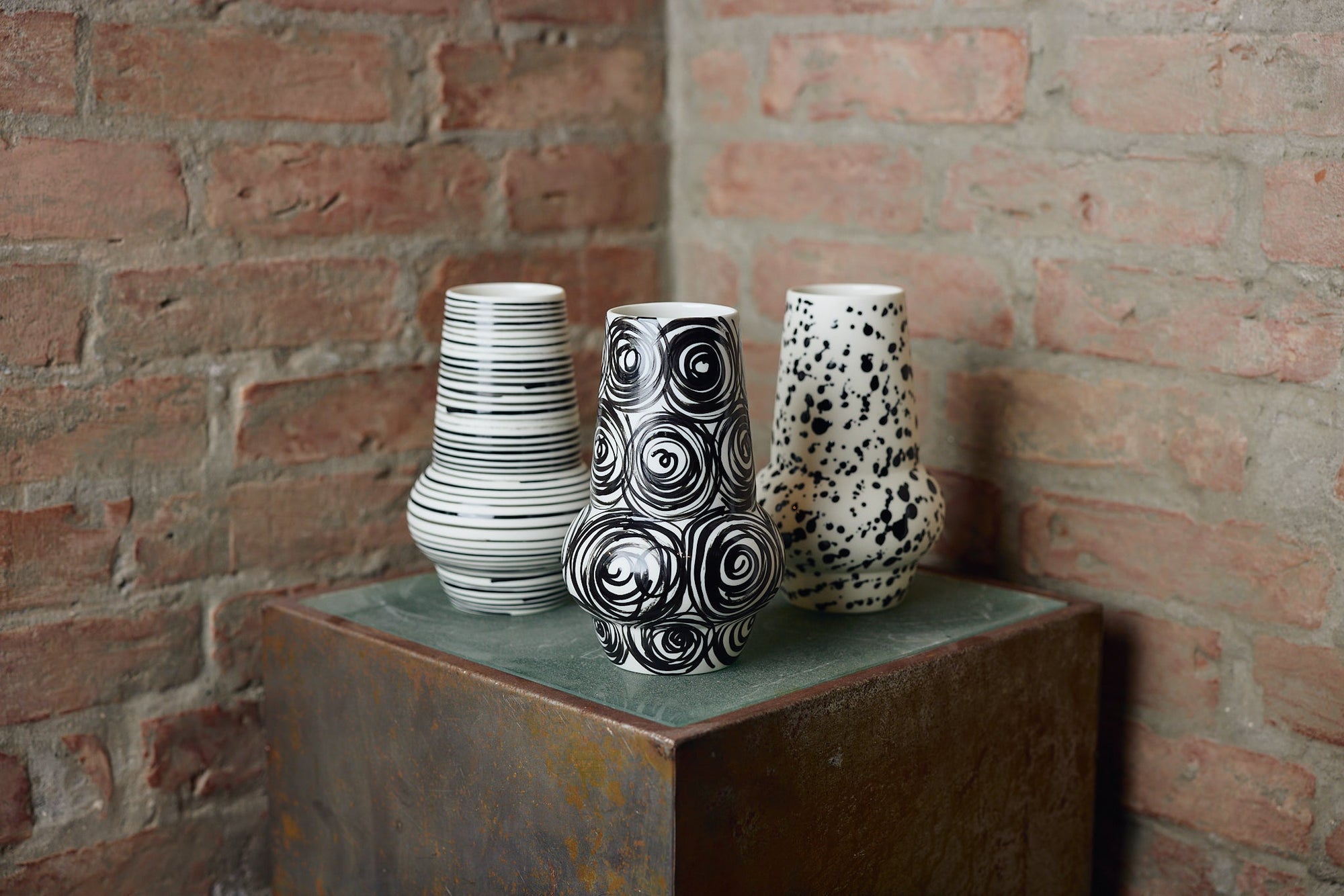 Strýta Vases - Black Collection